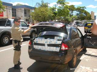 Policiais militares recebiam propina para deixar passar contrabando de cigarro. (Foto: Viviane Oliveira)