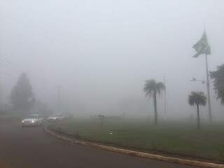 Na faixa de fronteira, a neblina é tanta que mal da para ver os carros. (Foto: Vinicius Echeverria)