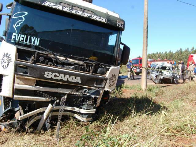  Carreta e Focus bateram de frente na ultrapassagem do carro de passeio