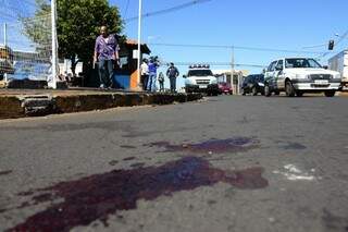 Sangue ficou espalhado na rua. Foto: Cleber Gellio