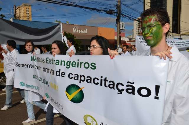 Com faixas, m&eacute;dicos e estudantes protestam contra vinda dos cubanos