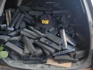 Tabletes de maconha no porta-malas da Mitsubishi Pajero abandonada por motorista do tráfico (Foto: Divulgação)