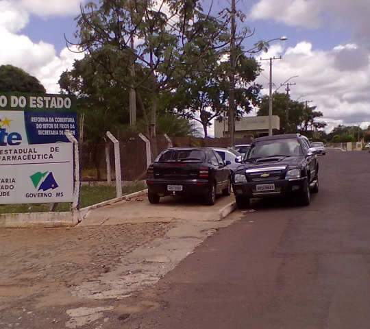  Vale tudo para estacionar na rua da Academia de Pol&iacute;cia