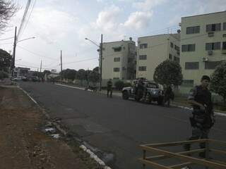 Policiais isolam área na VIla Jacy após localização de mala (Foto: Karla Lyara)