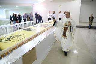 Padre Odair Costa abençoa o bolo antes de ser servido. (Foto: Fernando Antunes)
