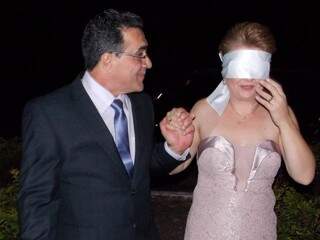 De venda nos olhos, assim chegou a noiva para o casamento surpresa. (Foto: Arquivo Pessoal)