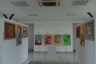 Vários quadros estão à mostra na Galeria de Vidro de Campo Grande. (Foto: Alana Portela)