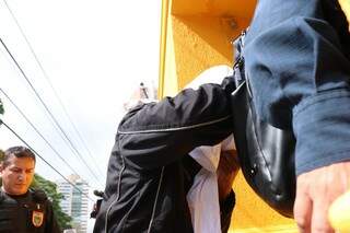 Preso chegou com rosto escondido na Corregedoria. (Foto: Henrique Kawaminami)