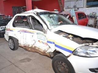 Com o impacto da batida, carro foi arremessado contra muro da Secretaria Municipal de Saúde. (Foto: Simão Nogueira)