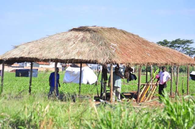 Armados com fac&atilde;o, &iacute;ndios amea&ccedil;am moradores e policiais em invas&atilde;o