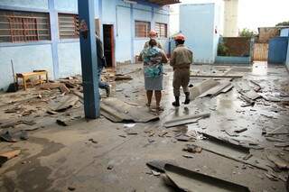 Telhado de escola ficou totalmente destruído após queda de raio (Foto: Marcos Ermínio)