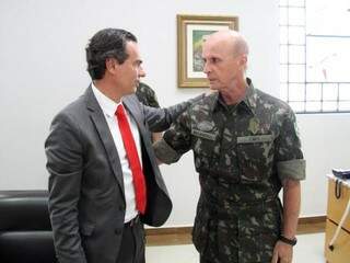 Marquinhos Trad com o comandante do CMO, general Gerson Menandro Garcia de Freitas. (Foto: Divulgação/Assessoria)