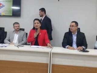 Titular da Sedesc, Herbert Assunção, ao lado dos vereadores Dharleng Campos (PP) e Odilon Júnior (PDT), durante audiência (Foto: Leonardo Rocha)