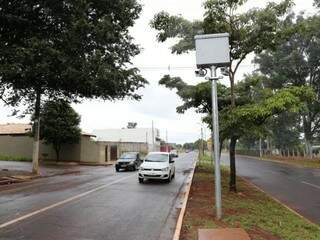 Radar instalado na Avenida Toros Puxian, na região do Rádio Clube Campo; fiscalização do trânsito flagrou 2.448 irregularidades em 9 dias. (Foto: Paulo Francis/Arquivo)