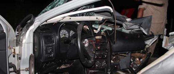 Astra colide com carreta e mata homem de 41 anos e duas jovens