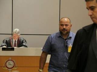 Ronan (camisa azul) foi preso em 20 de setembro. (Foto: Marcos Ermínio)