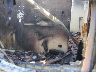 Parte da casa de conjunto com cinco cômodos foi destruída. (Foto: Marcos Ermínio) 