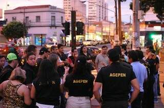 Os agentes penitenciários foram às ruas de Campo Grande na noite desta quinta-feira por mais segurança e estrutura. (Foto: Alcides Neto)