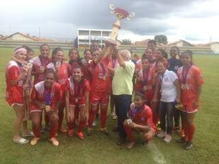 Equipe do Comercial comemora a vitória do Campeonato Sul-mato-grossense (Foto: Divulgação)