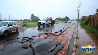 Chuva arranca asfalto no bairro Moreninhas reposto há menos de quatro meses