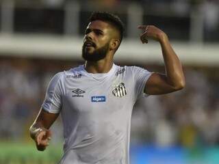 Lateral esquerdo Felipe Jonatan marcou o terceiro gol do Santos no duelo com o Avaí, na Vila Belmiro (Foto: Reprodução/Twitter)
