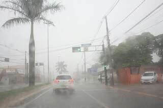 Chuva comprometeu parcialmente a visibilidade de motoristas nesta tarde (Foto: Paulo Francis)