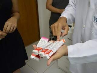 Doses da vacina que imuniza contra H1N1, H3N2 e gripe comum (Foto: Bianca Bianchi)
