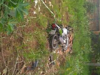 Motocicleta foi descartada em terreno baldio do Jardim Presidente (Foto: Direto das ruas)