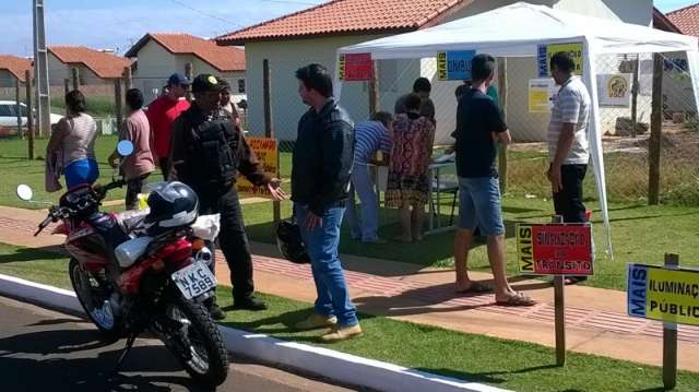Moradores fazem ped&aacute;gio e coletam assinaturas para melhorar bairro