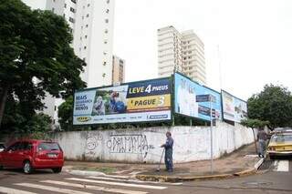 Na rua Bahia, terreno é murado, mas sem edificação. (Foto: Marcos Ermínio)