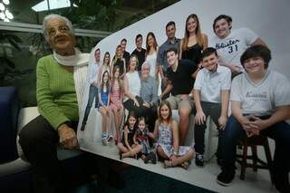 Írma exibe o retrato de toda a família que mora em Campo Grande. (Foto: Marcelo Victor)