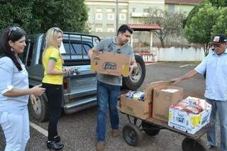 Voluntários em mais uma ação, entregando mercadorias arrecadadas. (Foto: Divulgação)
