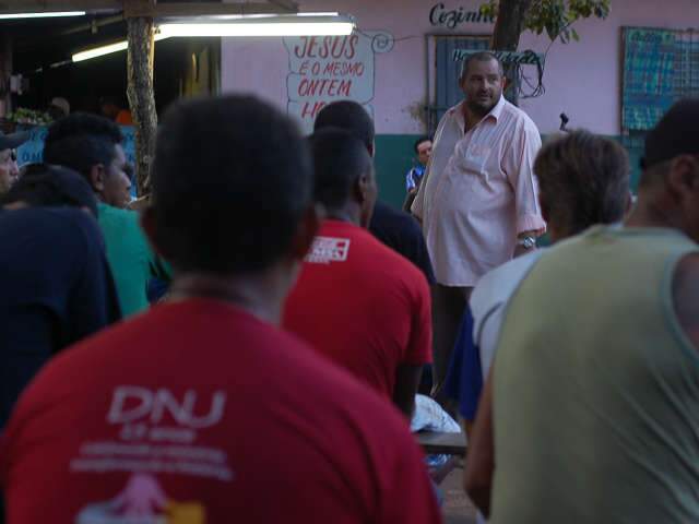  Em cl&iacute;nica de lona, pacientes apostam na f&eacute; contra inferno das drogas
