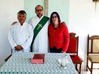 Coordenador Fábio, Diácono Anselmo e a pesquisadora Érica na comunidade Nossa Senhora do Pantanal.(Foto: Arquivo Pessoal)
