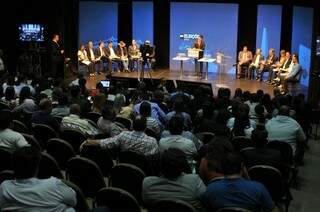 Todos os 15 candidatos participaram do debate (Foto: Alcides Neto)