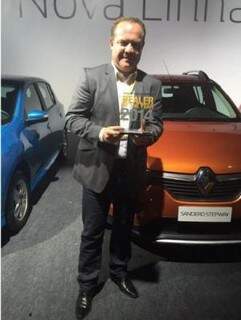 Daniel Doeler, Diretor do Grupo Buritis, recebendo o prêmio Dealer of the Year 2014 (Foto: Divulgação)