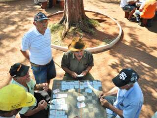 Em meio a jogo de carteado, aposentados fazem planos para reforma. (Fotos: João Garrigó)