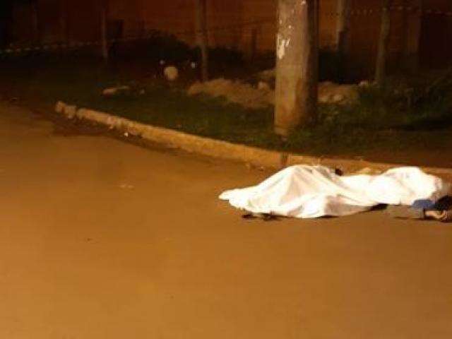 Usu&aacute;rio de drogas &eacute; assassinado com tiros pelas costas durante a madrugada