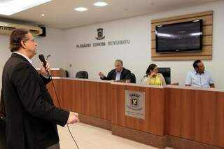 Secretário adjunto Ivan Jorge, durante a explanação na Câmara (Foto: Câmara Municipal)