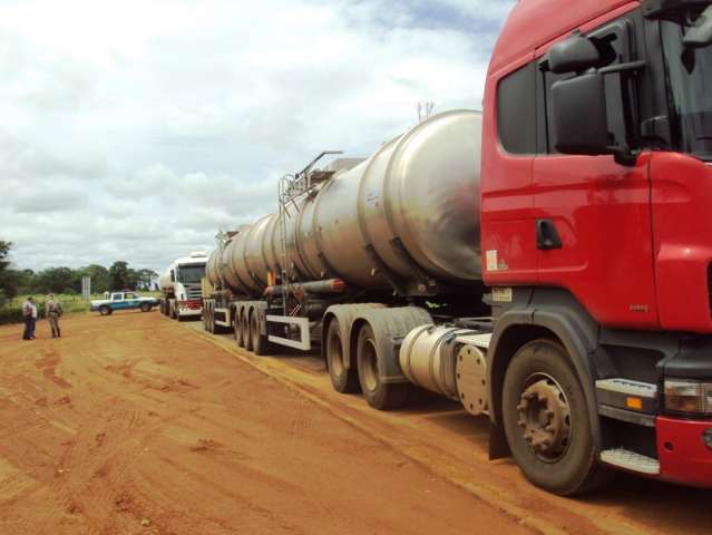 Pol&iacute;cia apreende 60 mil litros de diesel irregular e multa empresa em R$ 30 mil
