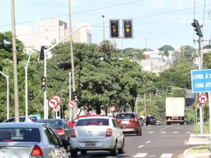 Semáforo em alerta tumultua rua nova do Carandá Bosque