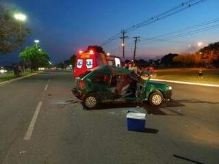 Veículo Gol com a lateral destruída após colisão com caminhonete (Foto: Maressa Mendonça)