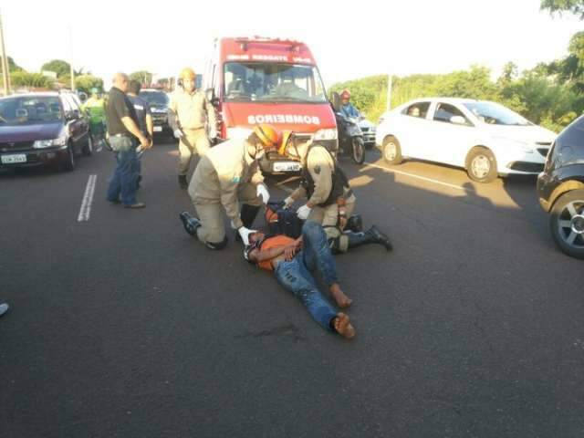 Dependente qu&iacute;mico se joga em frente de carro e tumultua tr&acirc;nsito