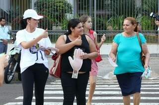 Á família da aposentada Maria Nunes recebe orientação de voluntários da campanha sobre a travessia correta. (Foto:Marcos Ermínio) 