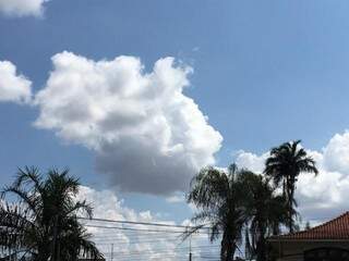 Sol divide o céu com nuvens na tarde desta segunda-feira no bairro Jardim dos Estado em Campo Grande (Foto: Guilherme Henri)