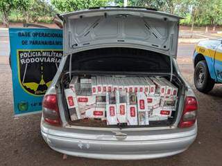 Cigarros eram transportados no porta-malas do veículo. (Foto: Divulgação/PMR) 