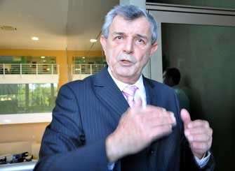 MPE aponta “supersalário” e pede demissão imediata de Santini