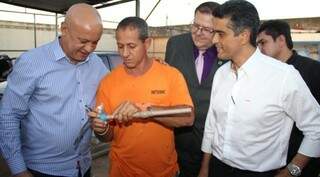Detento Carlos de Moraes mostra invenção que economiza água nos presídios. (Foto:Divulgação)