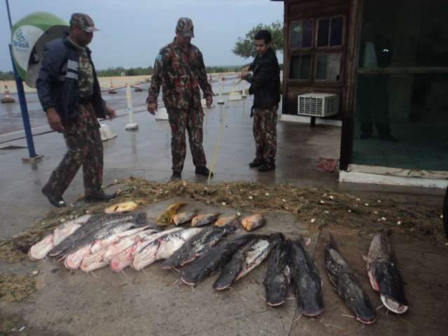  Pescadores profissionais s&atilde;o presos e multados em R$ 9 mil 