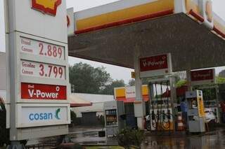 Maioria dos postos de Dourados pratica mesmo preço na gasolina (Foto: Eliel Oliveira)